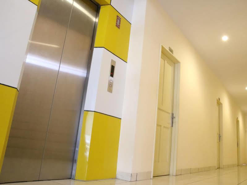 Daya Hotel Makassar Exterior photo